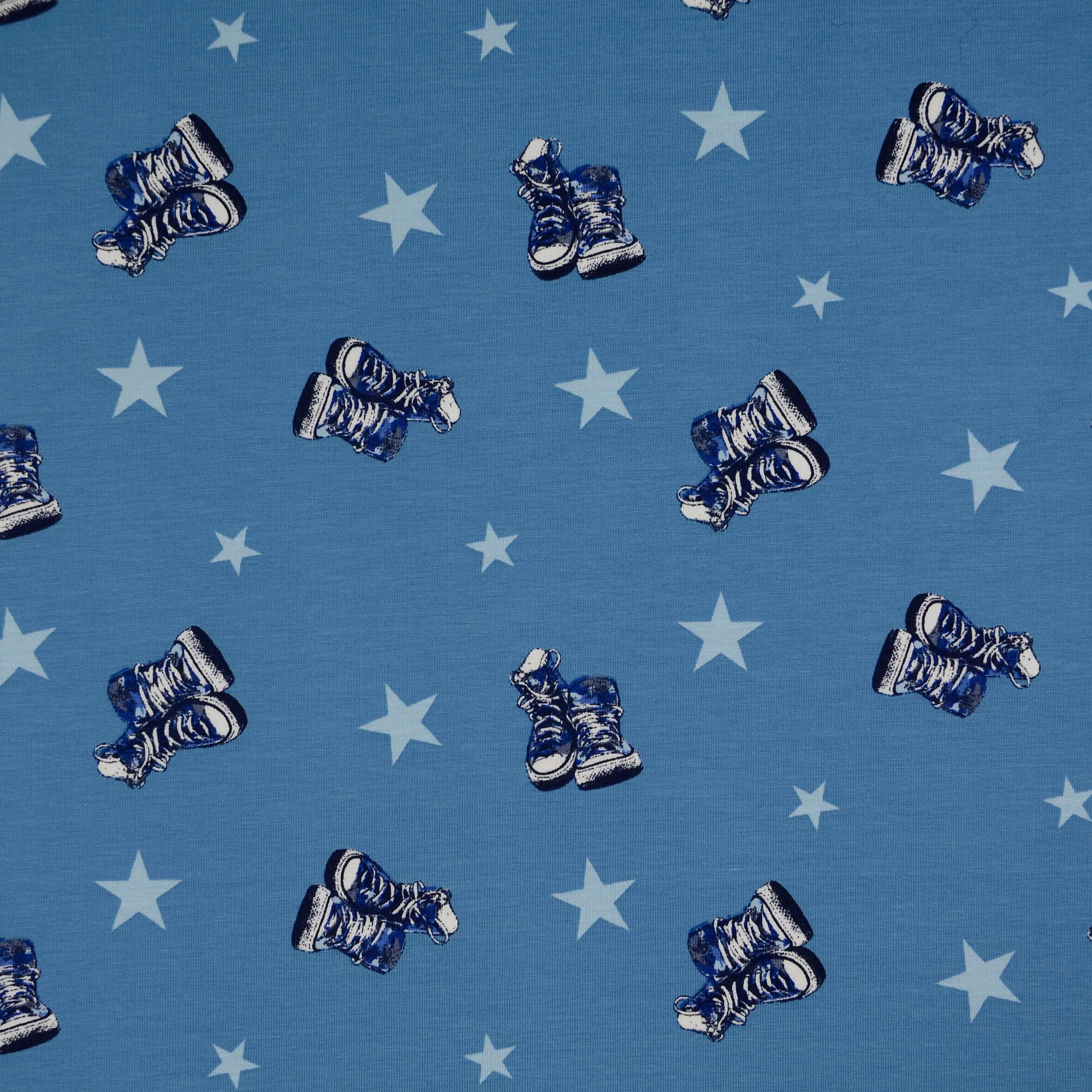 Blauwe katoentricot met sterren en All Stars van Little Darling